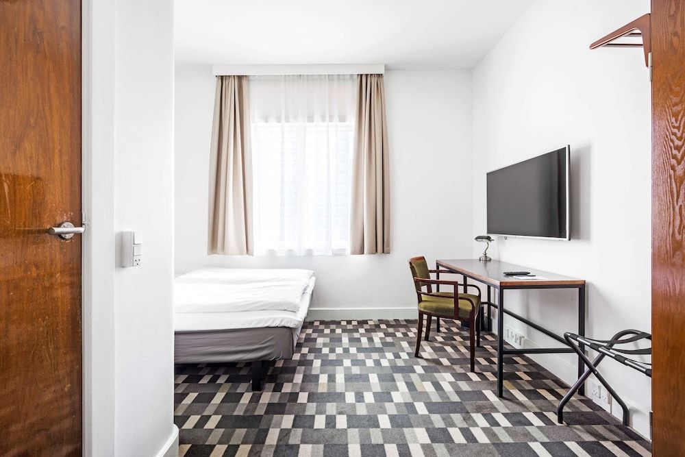 Hotel Astoria, BW Signature Collection Standard Room, 1 King Bed, Non Smoking 2