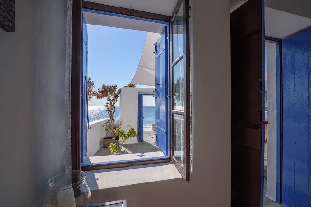 Santorini Crystal Blue Traditional House, 1 Bedroom, Beach Front 2