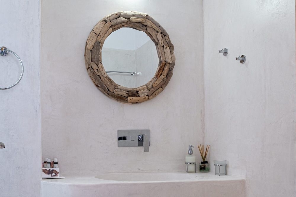 Santorini Crystal Blue Deluxe Apartment outdoor jetted tab Sea View 4