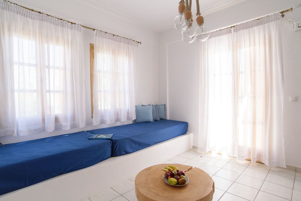 Santorini Crystal Blue Deluxe Apartment outdoor jetted tab Sea View 3