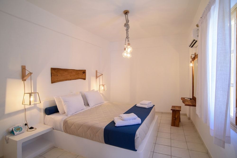 Santorini Crystal Blue Deluxe Apartment outdoor jetted tab Sea View 2