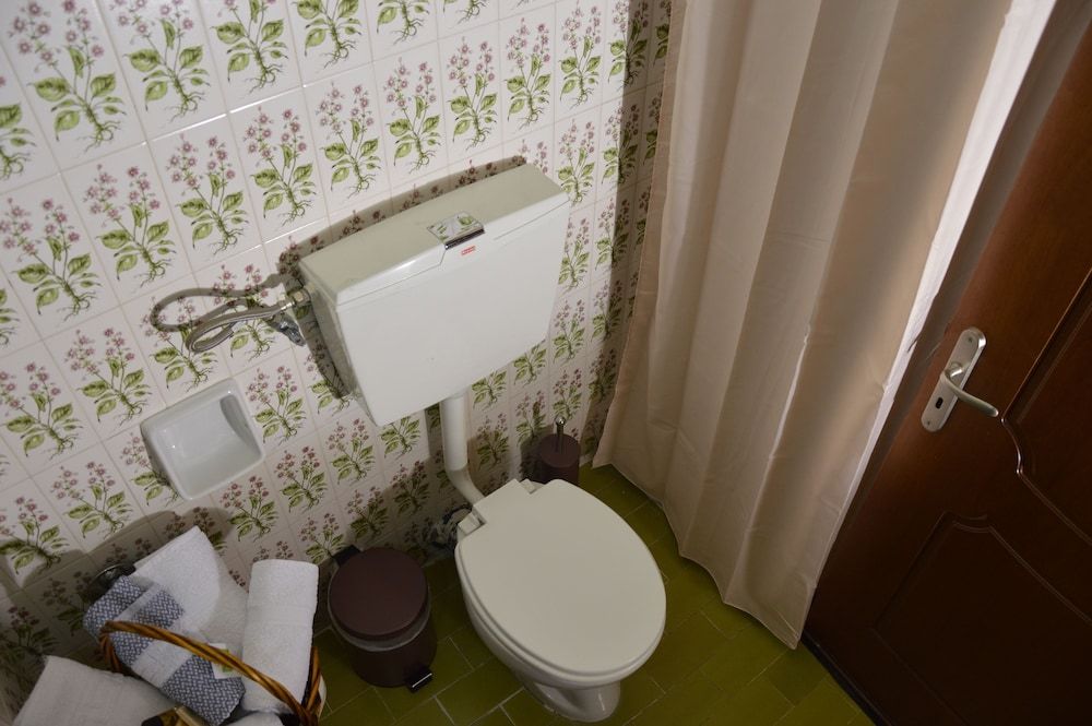 Hani Zisi Hotel Triple Room 9