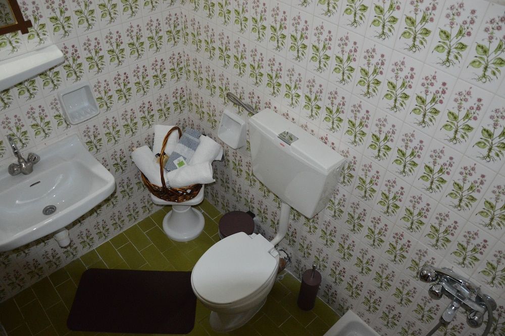 Hani Zisi Hotel Triple Room 13