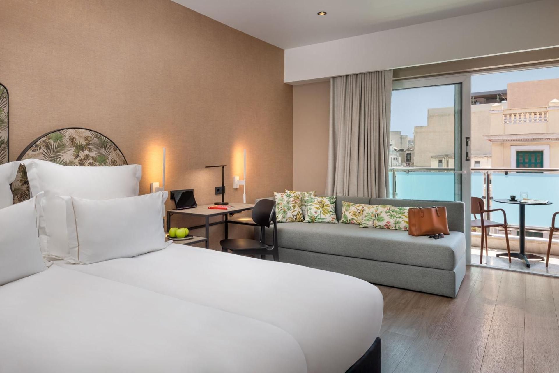 Urban City View Triple Room with Balcony