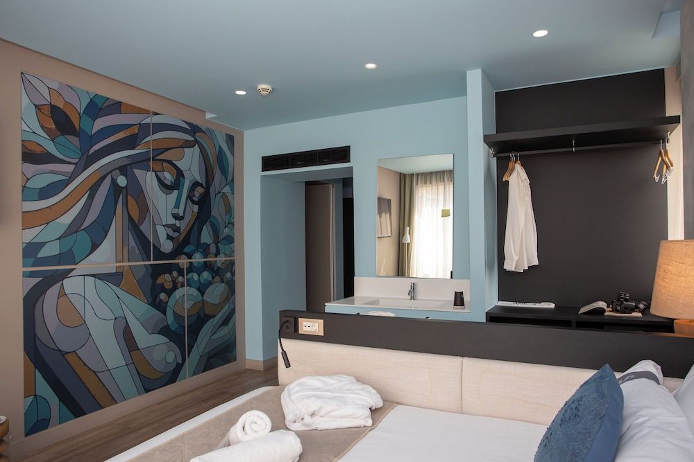 Superior Room, City View (Large King Room)
