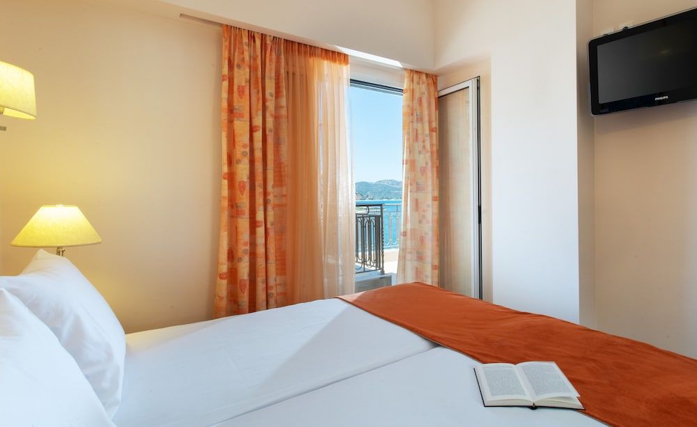 Pantheon City Hotel Classic Double Room, Partial Sea View 2