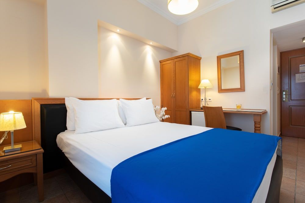 Pantheon City Hotel Classic Double Room, Partial Sea View 4