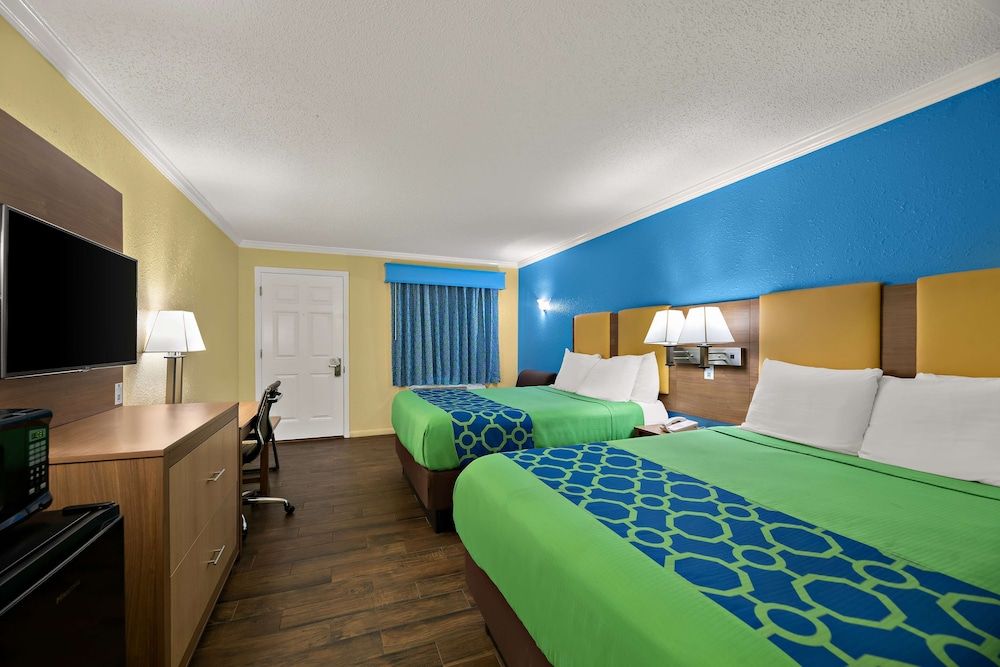 SureStay Hotel by Best Western Clermont Theme Park West Standard Room, 2 Queen Beds, Non Smoking, Refrigerator & Microwave 3