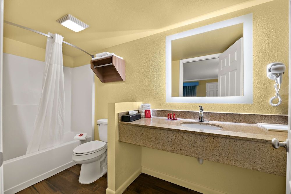 SureStay Hotel by Best Western Clermont Theme Park West Standard Room, 1 King Bed, Non Smoking, Refrigerator & Microwave 5