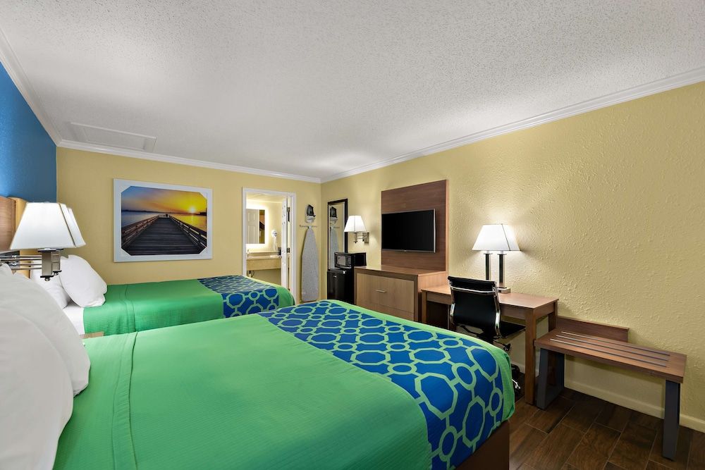 SureStay Hotel by Best Western Clermont Theme Park West Standard Room, 2 Queen Beds, Non Smoking, Refrigerator & Microwave 2