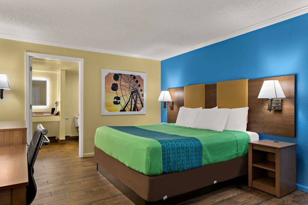 SureStay Hotel by Best Western Clermont Theme Park West Standard Room, 1 King Bed, Non Smoking, Refrigerator & Microwave 2