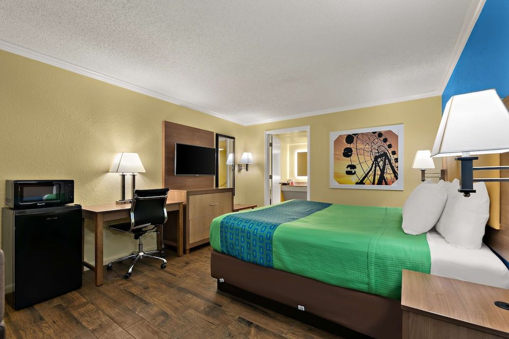 SureStay Hotel by Best Western Clermont Theme Park West Standard Room, 1 King Bed, Non Smoking, Refrigerator & Microwave 3