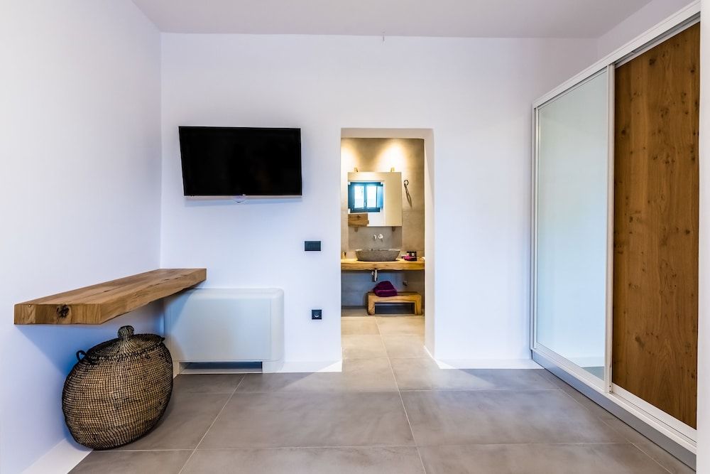 Portes Mykonos Suites & Villas Standard Room with Patio (semi basement) 4