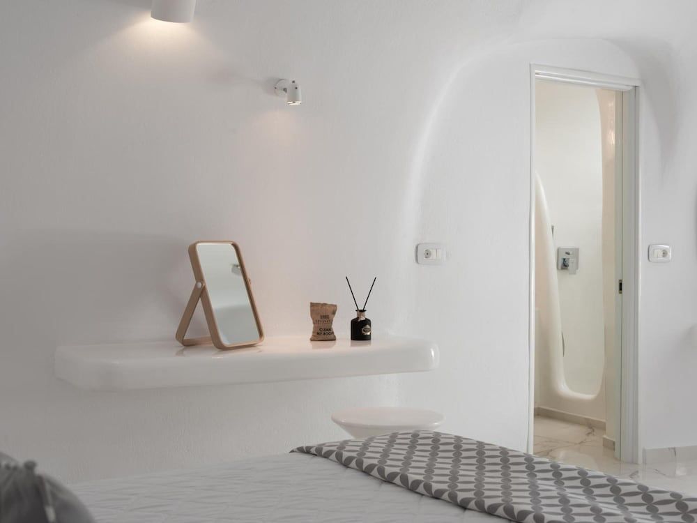 White Concept Caves Superior Cave Suite 7