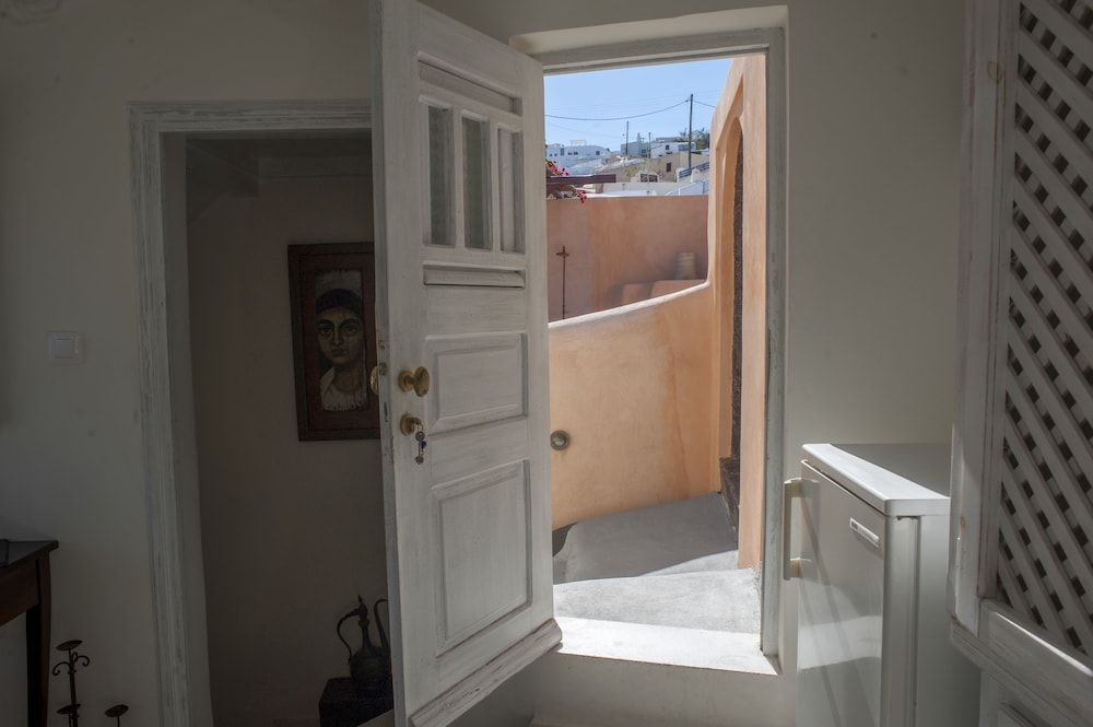 Heliophos Boutique Caves Studio, Mezzanine 9