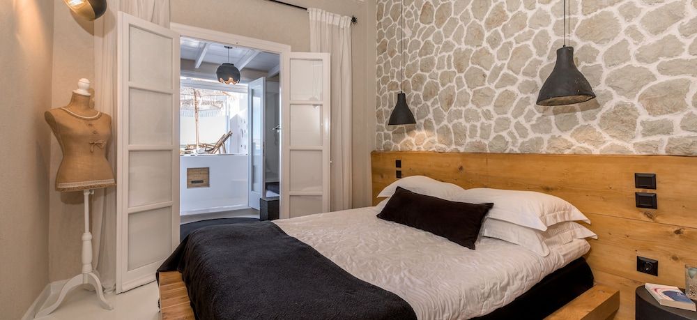 Captain Zeppos Luxury Suite