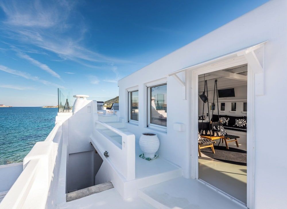 Captain Zeppos Honeymoon Suite 4