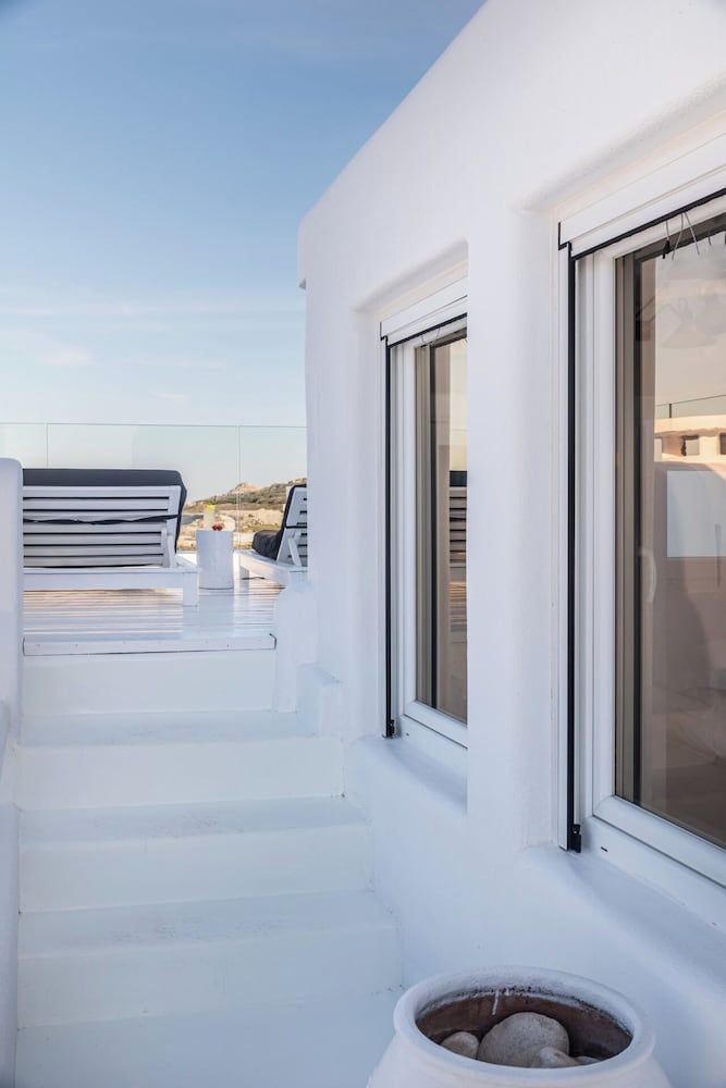 Captain Zeppos Honeymoon Suite 6