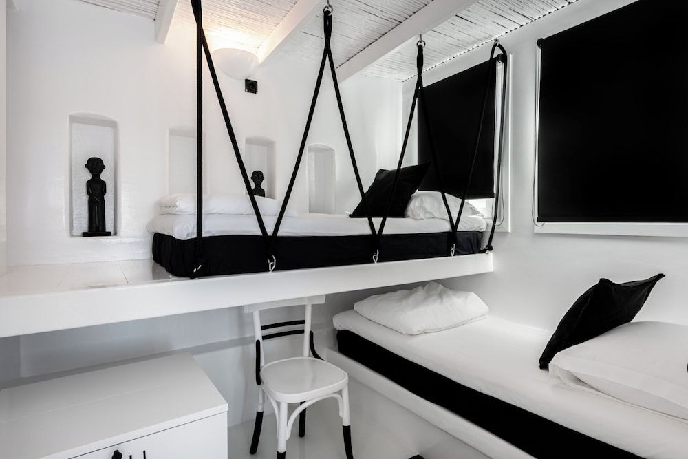 Captain Zeppos Honeymoon Suite 2