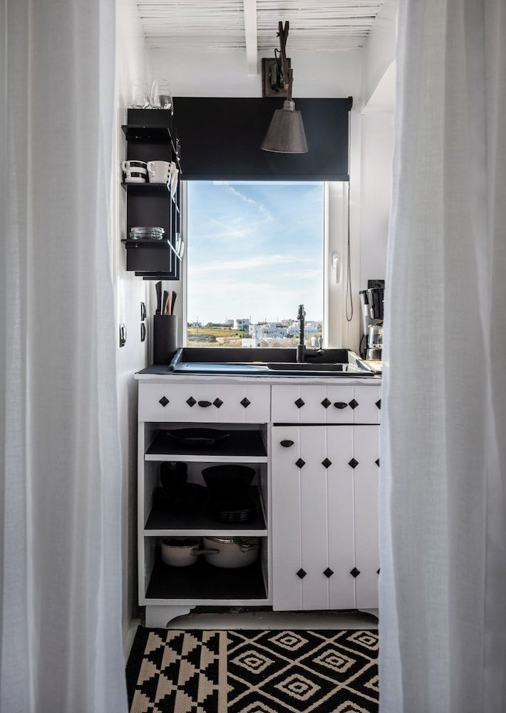 Captain Zeppos Honeymoon Suite 10