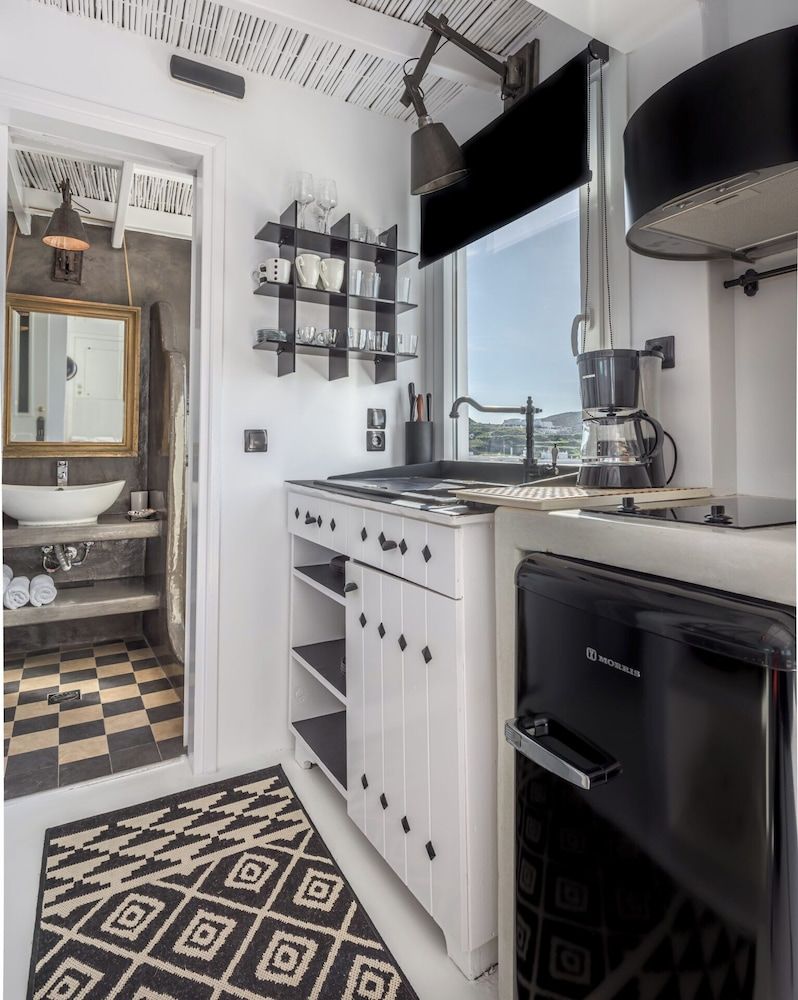 Captain Zeppos Honeymoon Suite 8