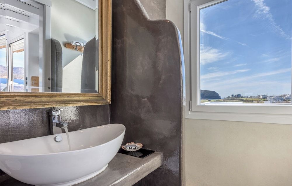 Captain Zeppos Honeymoon Suite 9