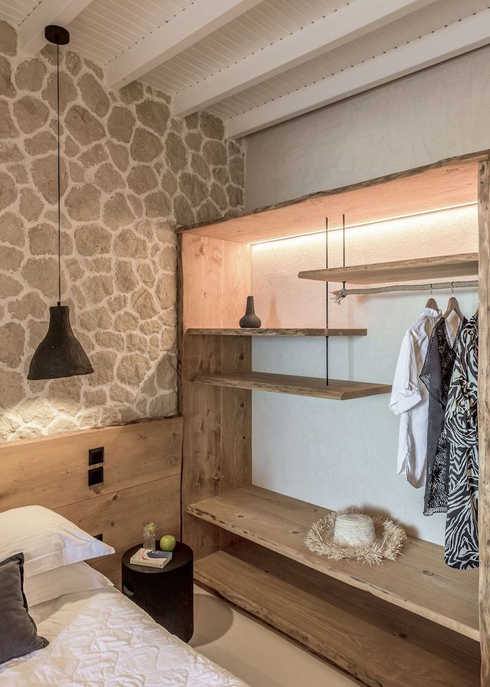 Captain Zeppos Luxury Suite 7