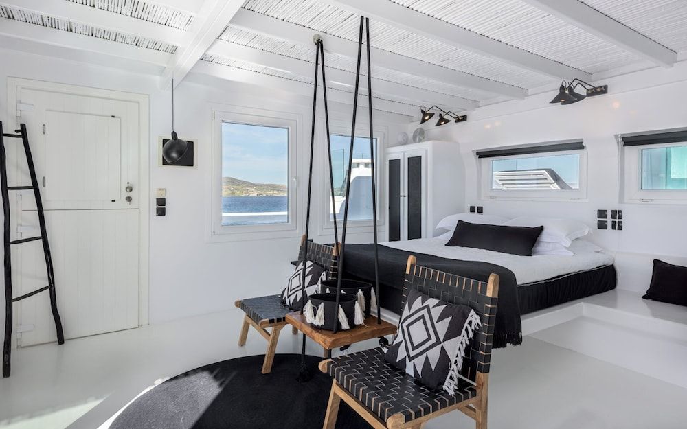 Captain Zeppos Honeymoon Suite