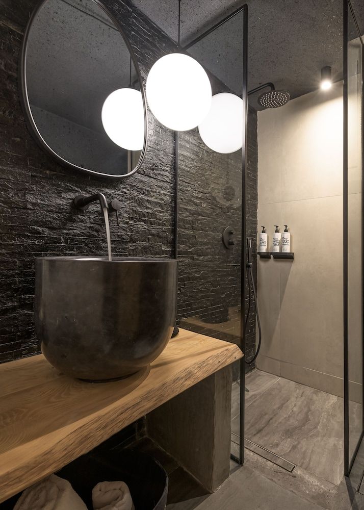 Captain Zeppos Luxury Suite 6