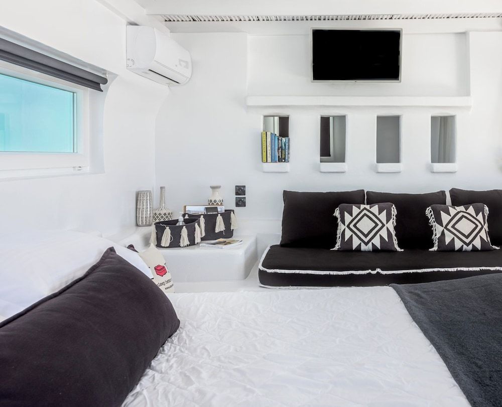 Captain Zeppos Honeymoon Suite 3