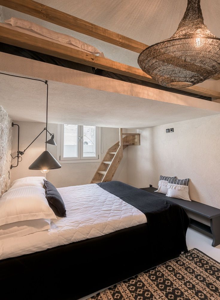 Captain Zeppos Luxury Suite 2