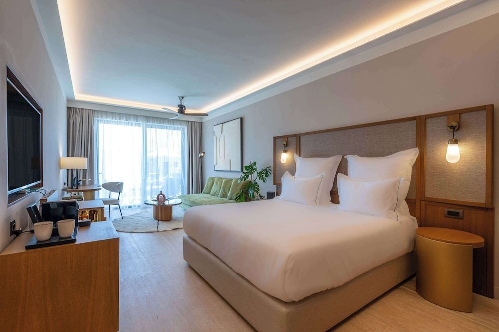 Junior Suite, 1 King Bed, Garden View (Pool)