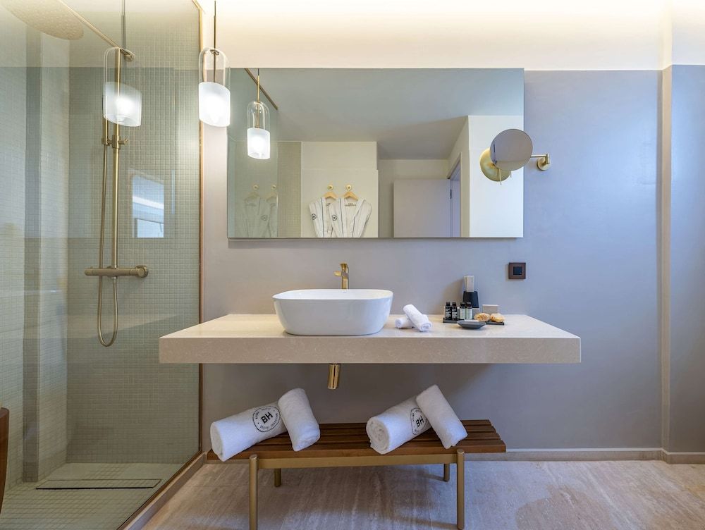 Junior Suite, 1 King Bed, Sea View (Pool)
