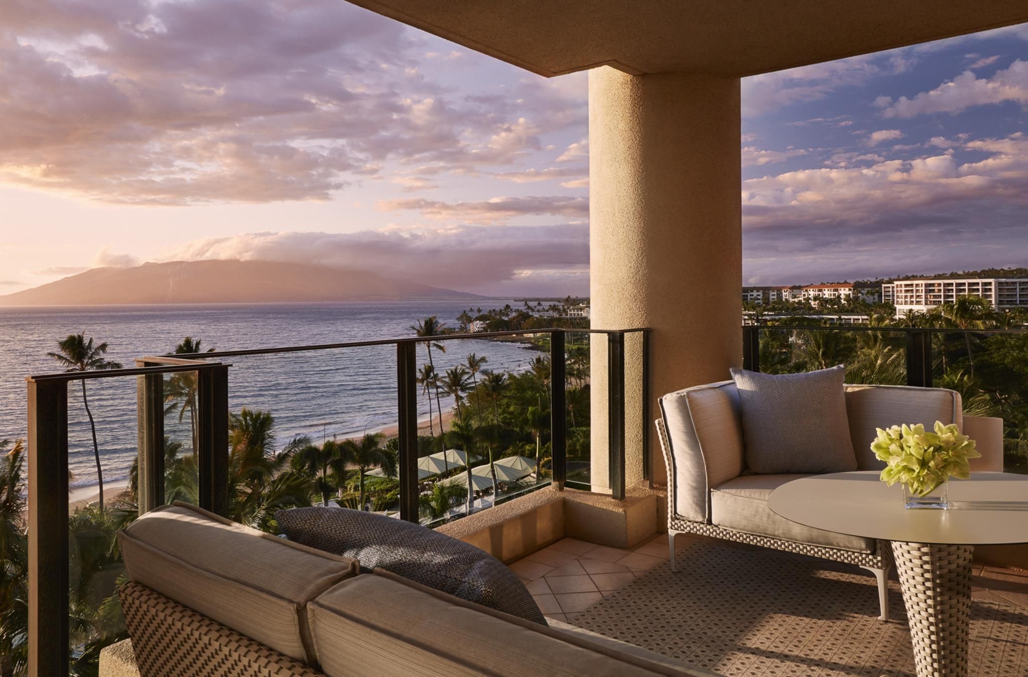 Club Floor Ocean Front Prime Suite King bed