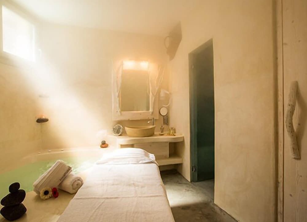 Love Nest villa Panoramic Villa, 1 Bedroom, Jetted Tub 16