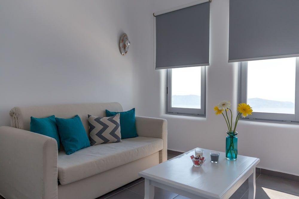 Unique Suites Honeymoon Suite, Jetted Tub, Sea View 9