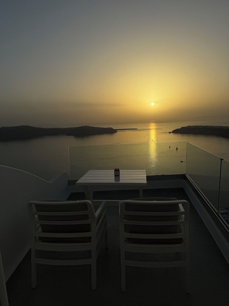 Unique Suites Deluxe Suite, Jetted Tub, Sea View 9