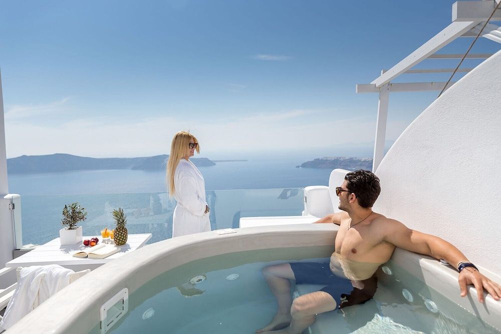 Unique Suites Honeymoon Suite, Jetted Tub, Sea View 8