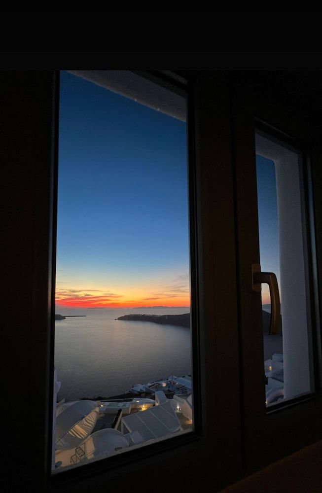 Unique Suites Deluxe Suite, Jetted Tub, Sea View 7