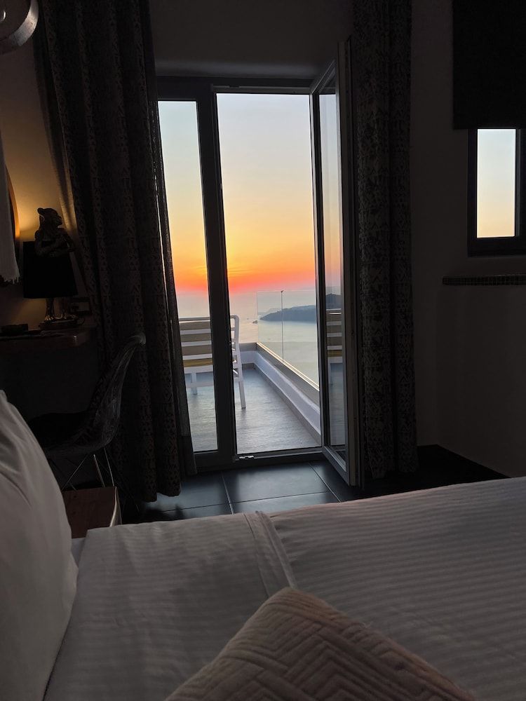 Unique Suites Deluxe Suite, Jetted Tub, Sea View 17