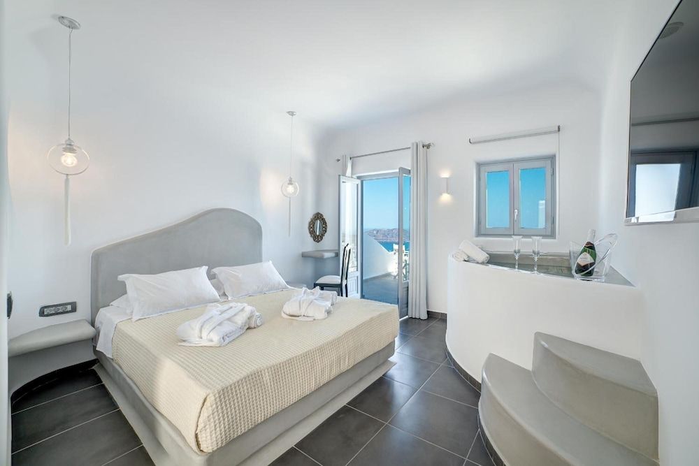 Unique Suites Deluxe Suite, Jetted Tub, Sea View 3