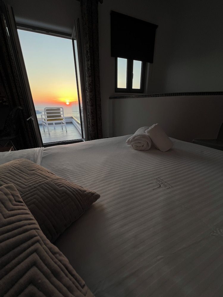 Unique Suites Deluxe Suite, Jetted Tub, Sea View 5