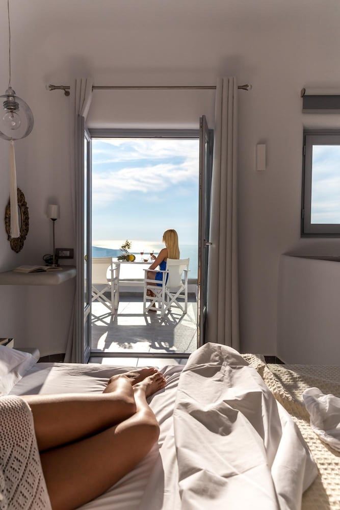 Unique Suites Deluxe Suite, Jetted Tub, Sea View 4