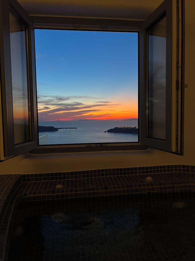 Unique Suites Deluxe Suite, Jetted Tub, Sea View 6