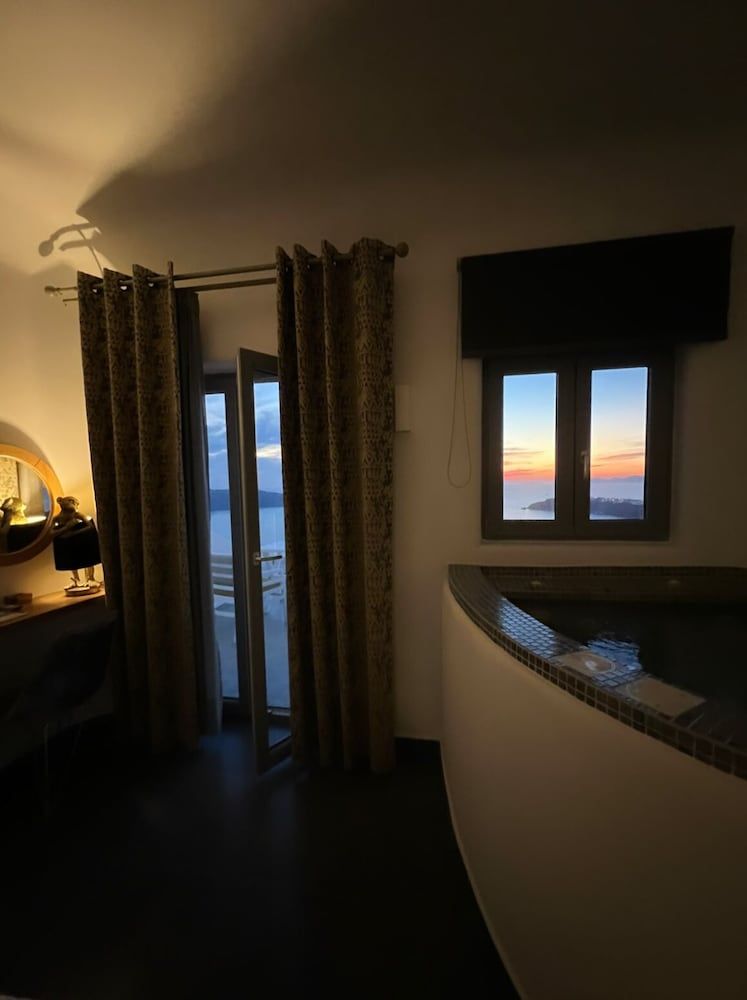 Unique Suites Deluxe Suite, Jetted Tub, Sea View 18
