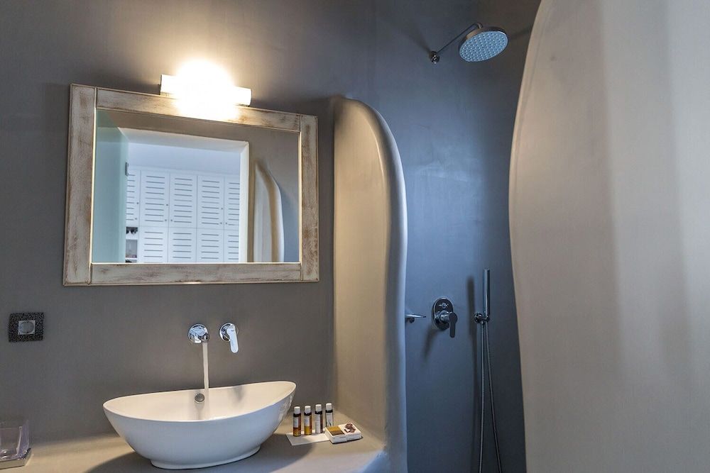 Unique Suites Deluxe Suite, Jetted Tub, Sea View 10