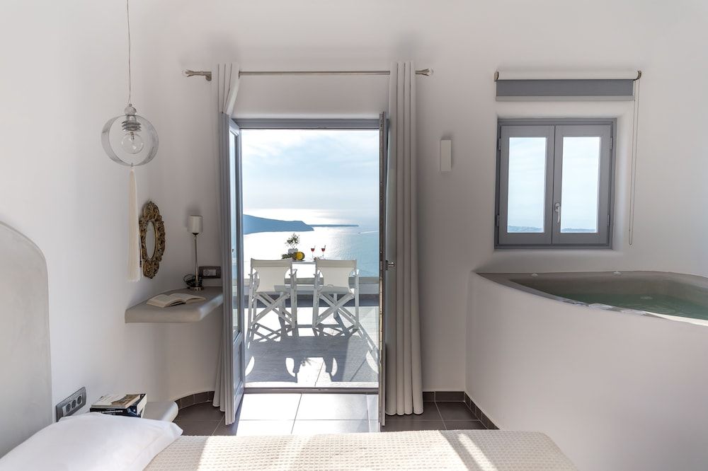 Unique Suites Deluxe Suite, Jetted Tub, Sea View 20