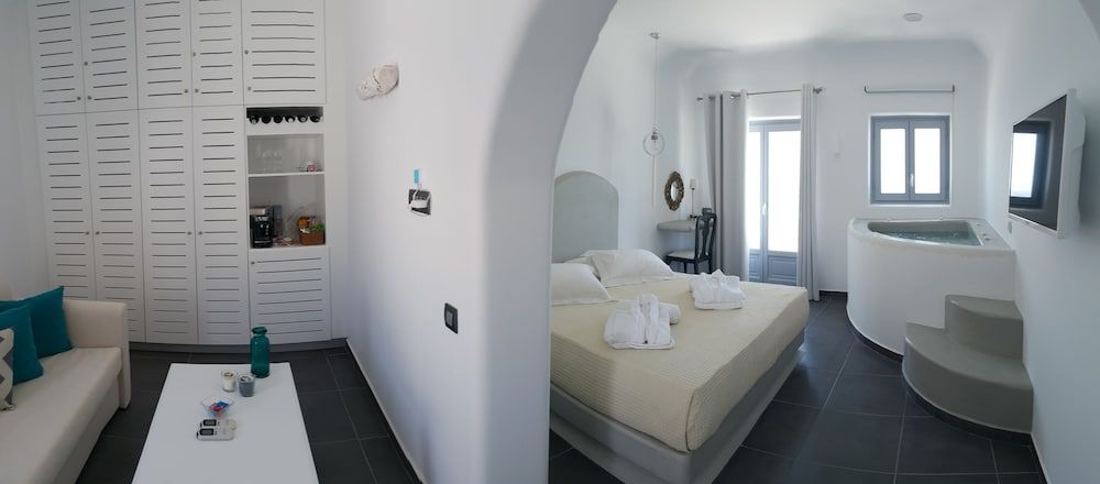 Unique Suites Deluxe Suite, Jetted Tub, Sea View 14