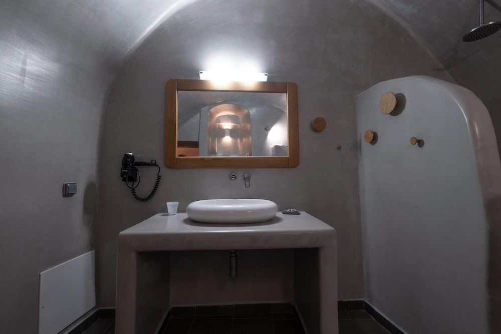 Unique Suites Luxury Suite, Jetted Tub (Cave - Caldera View) 4