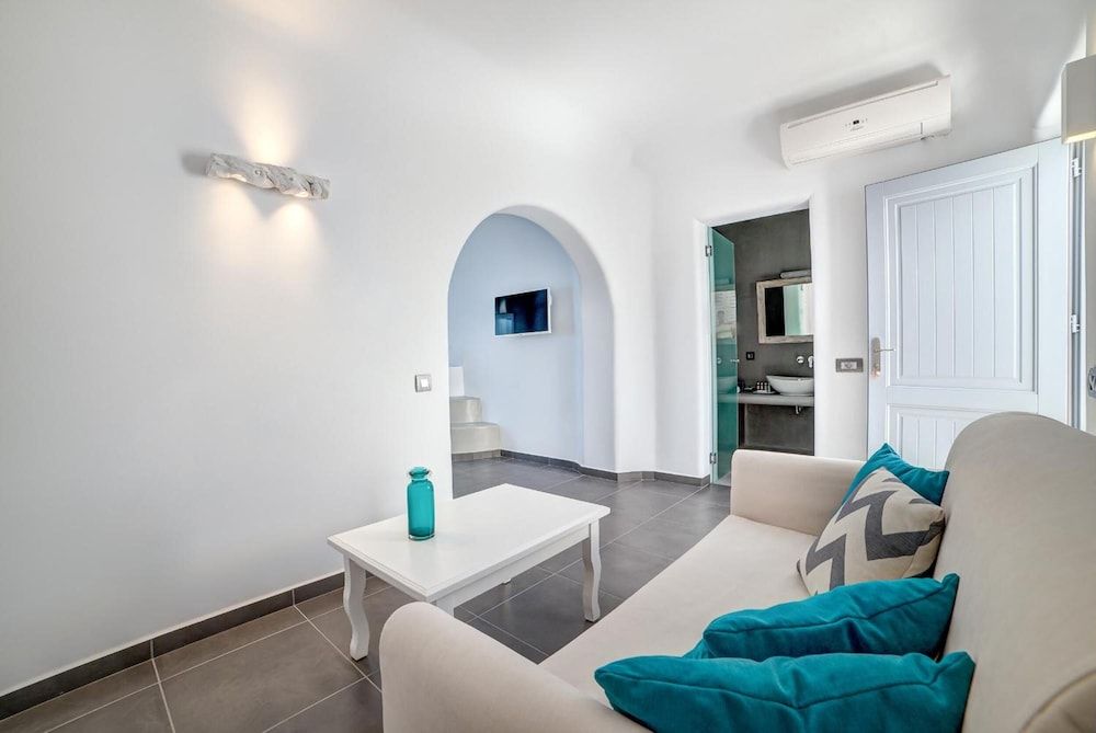 Unique Suites Deluxe Suite, Jetted Tub, Sea View 19